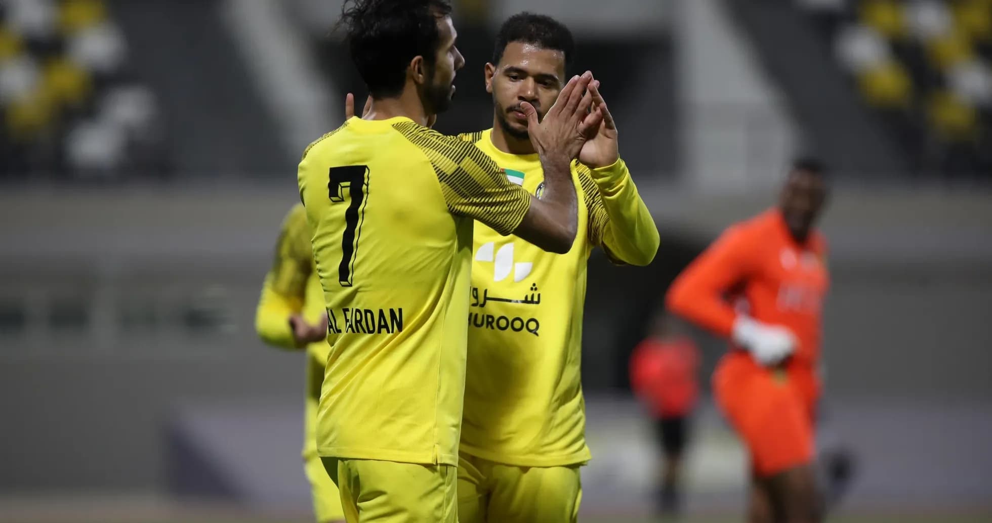 Futbolçular bir-biri ilə əl sıxışır