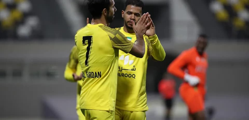 Futbolçular bir-biri ilə əl sıxışır