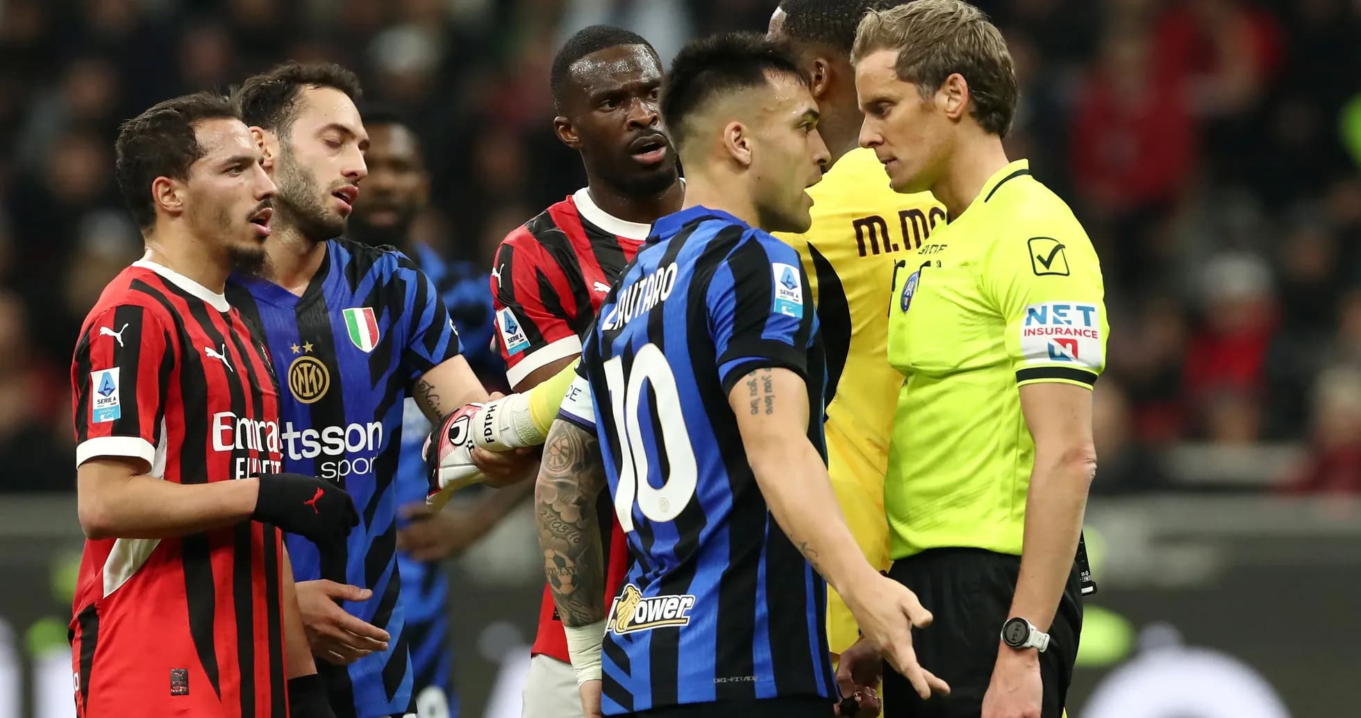 AC Milan və İnter futbolçuları mübahisə edir