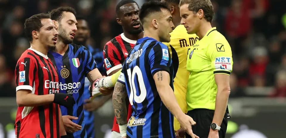 AC Milan və İnter futbolçuları mübahisə edir