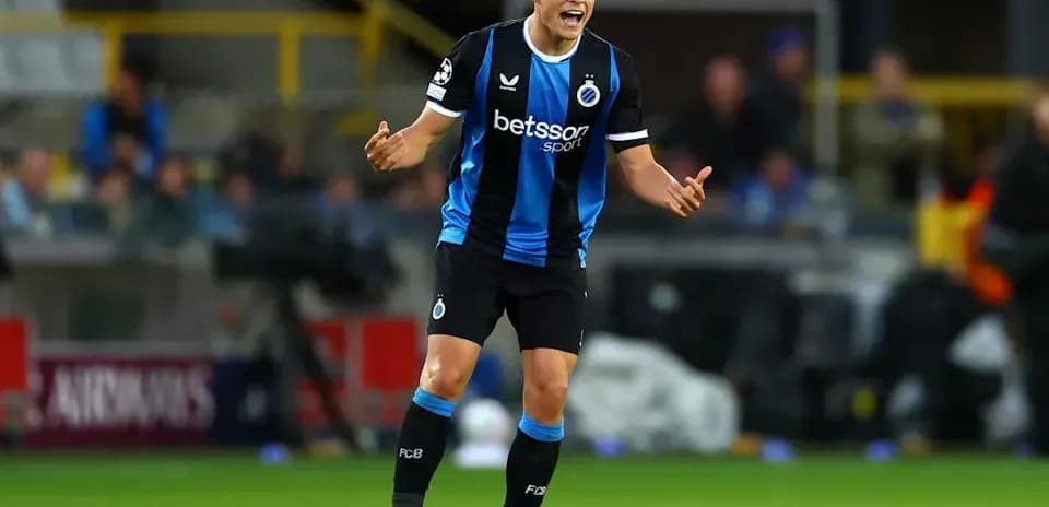 Futbolçu oyunda hərəkət edərək mübahisə edir