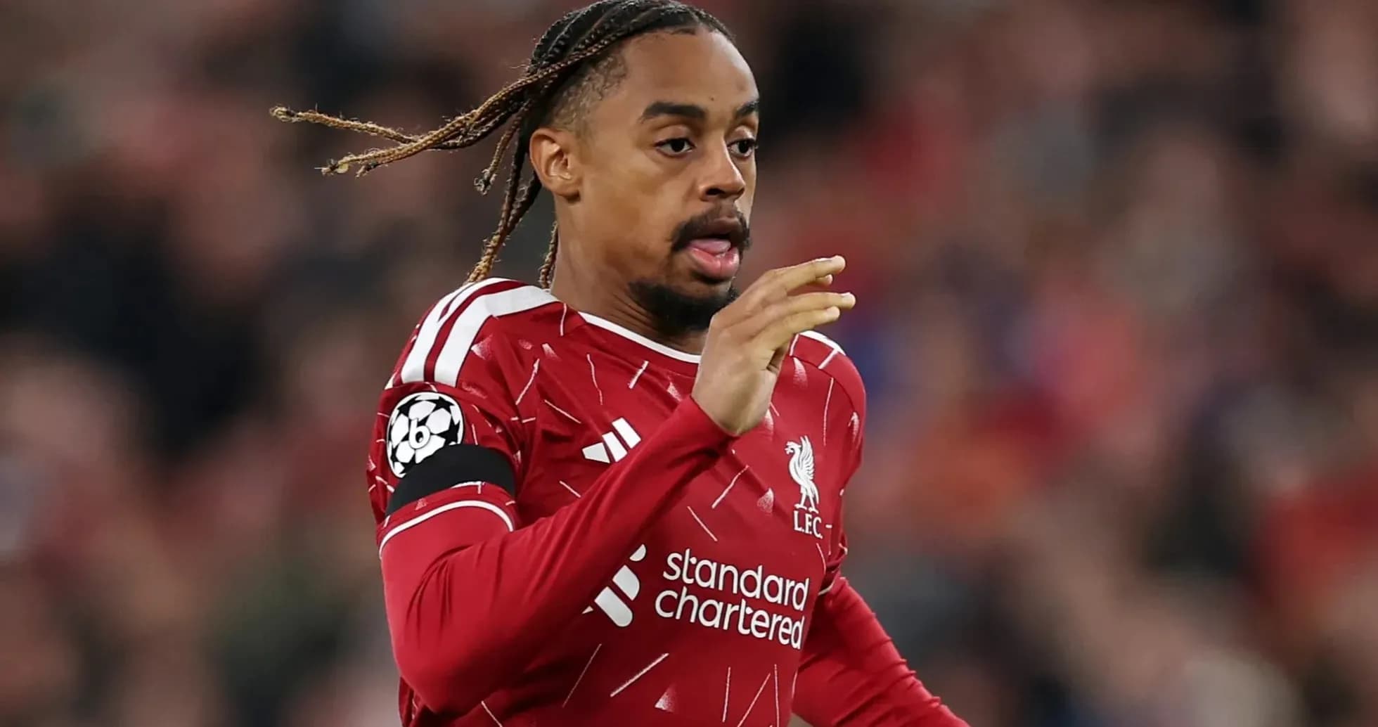 Futbolçu Liverpool formasında meydanda qaçır