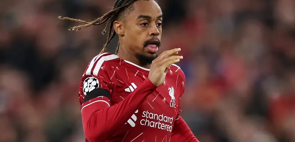 Futbolçu Liverpool formasında meydanda qaçır