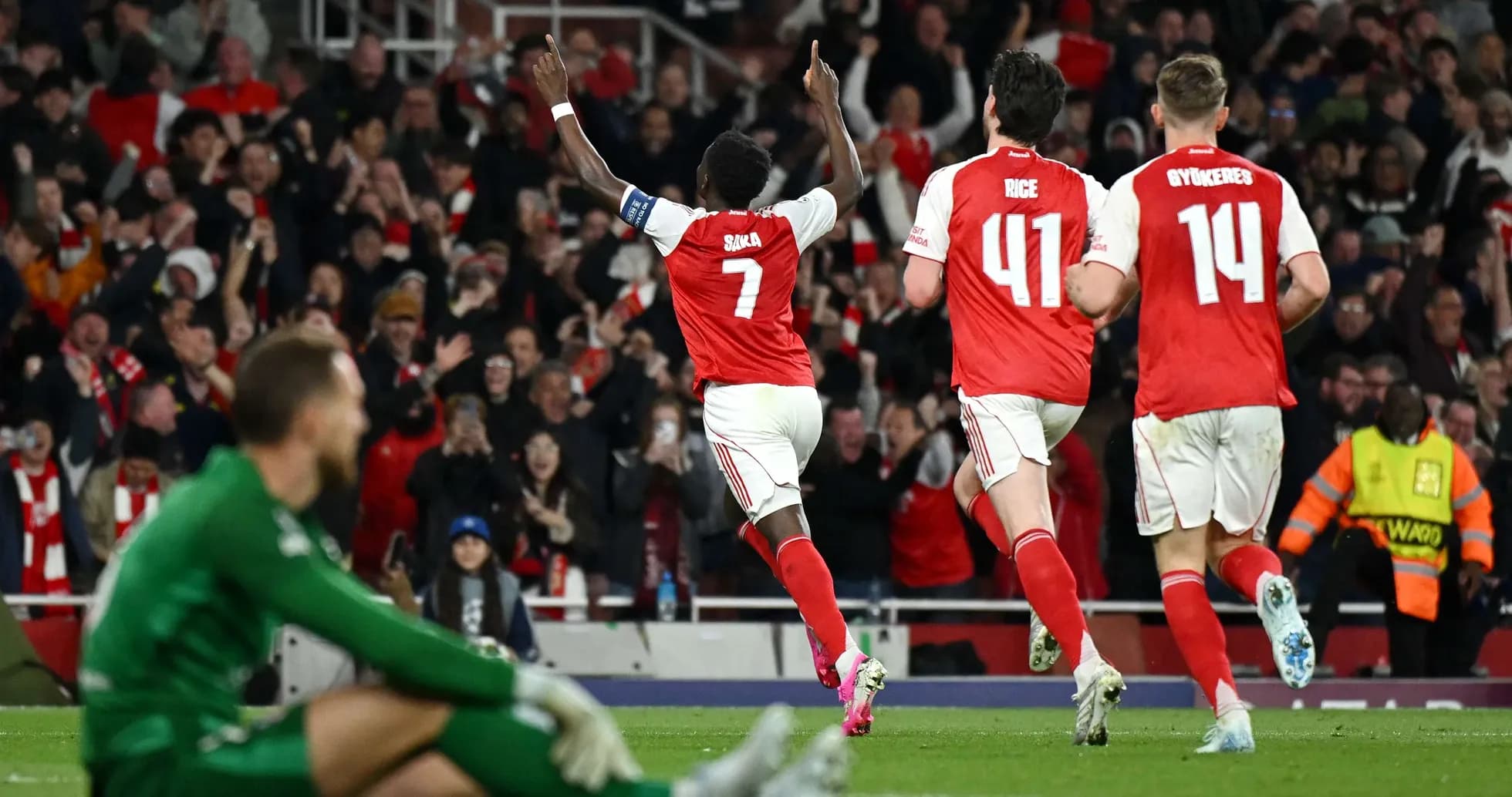 Arsenal futbolçusu qolu qeyd edir