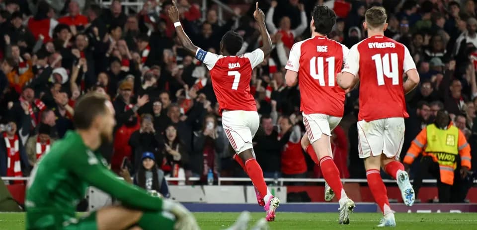 Arsenal futbolçusu qolu qeyd edir