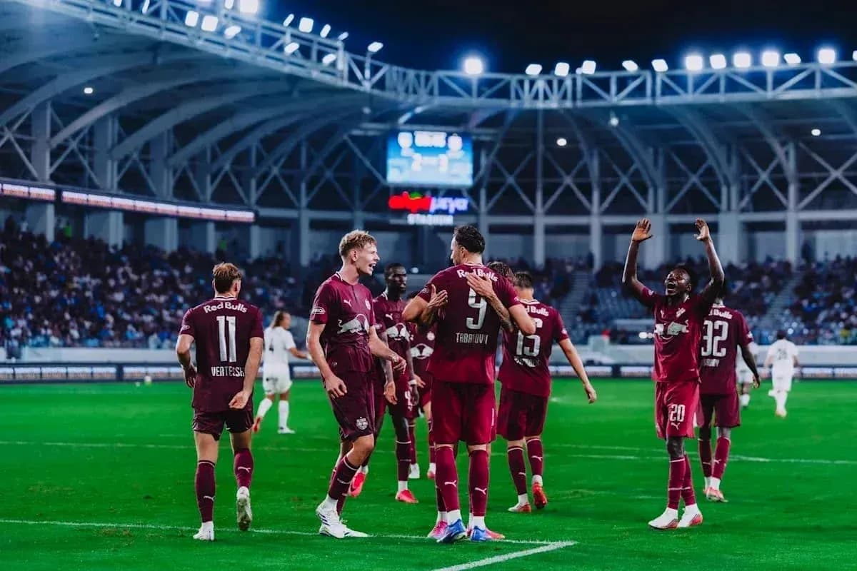 Red Bull Salzburg futbolçuları sevinir