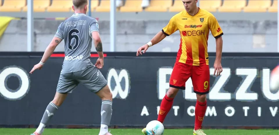 Lecce və Hellas Verona oyunçuları topu mübarizə aparır