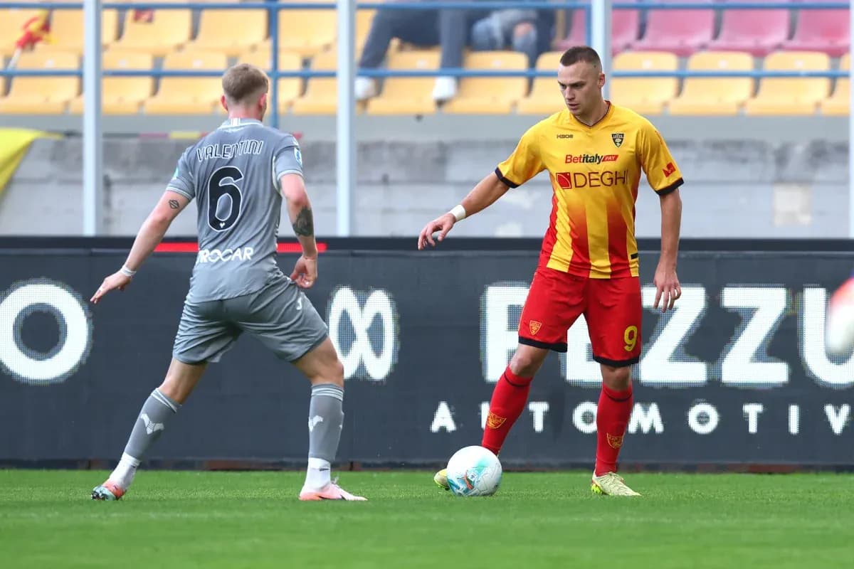 Lecce və Hellas Verona oyunçuları topu mübarizə aparır