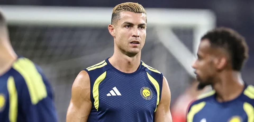 Futbolçu məşq zamanı diqqətlə baxır