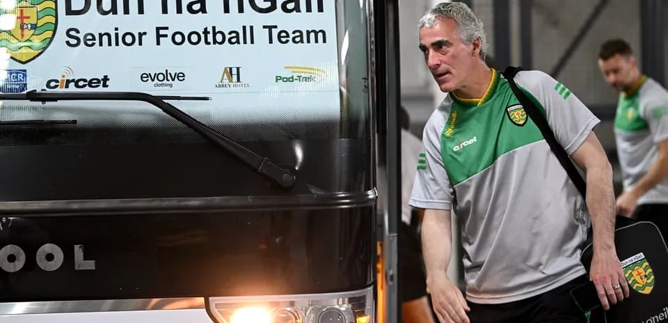 Dún na nGall futbol komandası avtobusdan enərkən