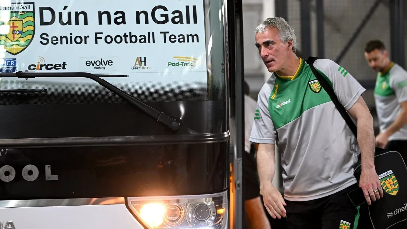 Dún na nGall futbol komandası avtobusdan enərkən