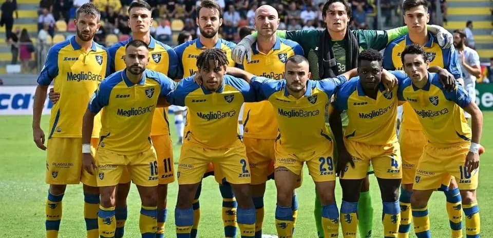 Frosinone futbol komandası şəkil