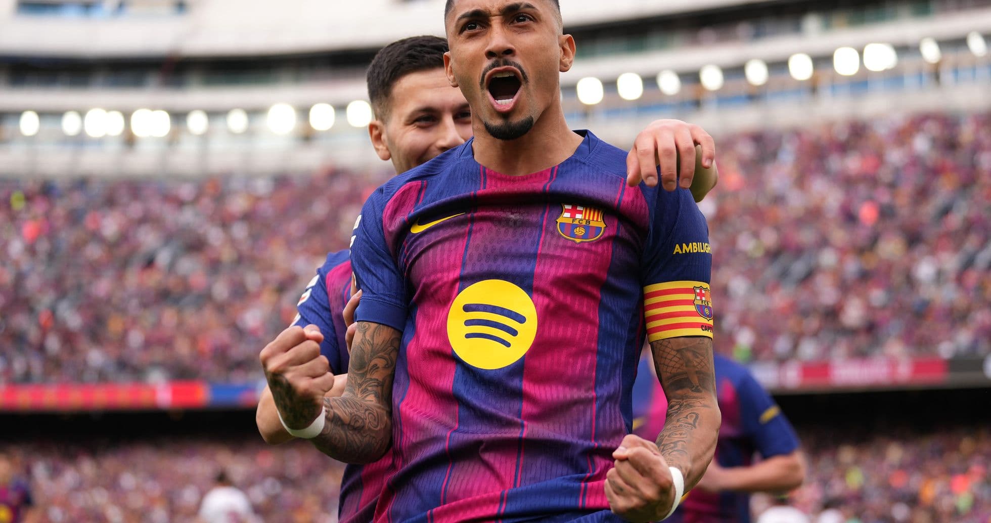 Barcelona futbolçusu sevincini paylaşır