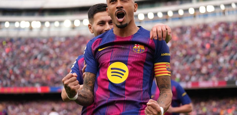 Barcelona futbolçusu sevincini paylaşır