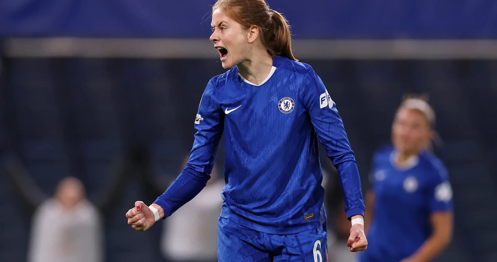 Çelsi qadın futbolçusu sevinir