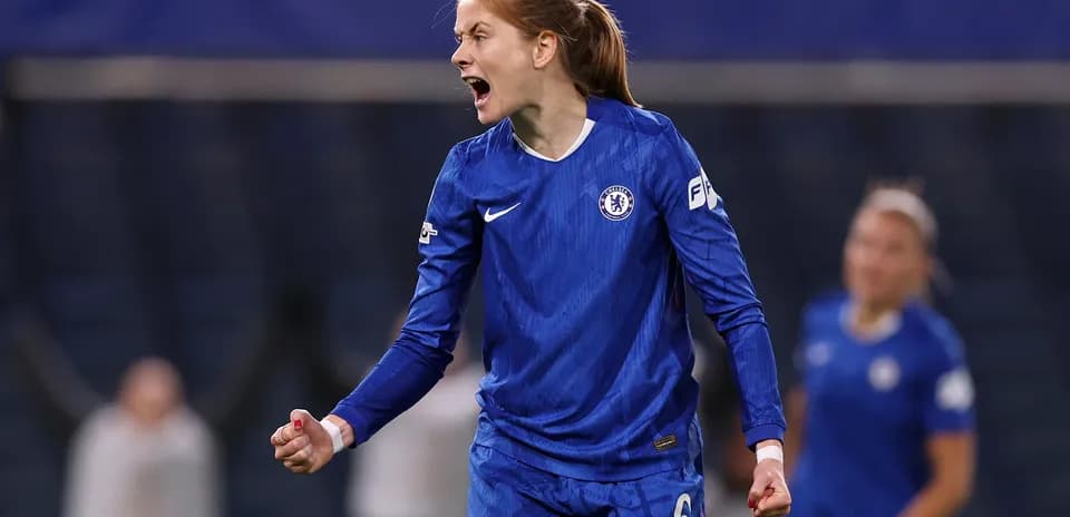 Çelsi qadın futbolçusu sevinir