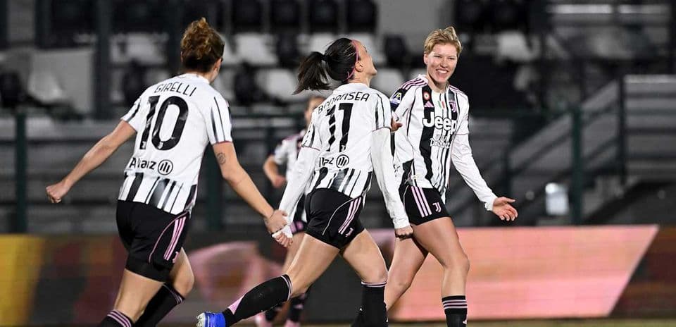 Juventus W futbolçuları sevinir