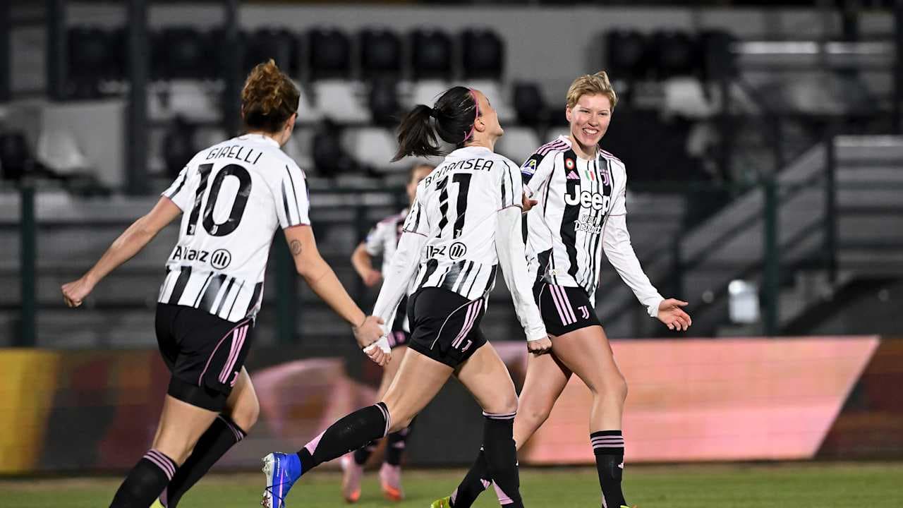 Juventus W futbolçuları sevinir