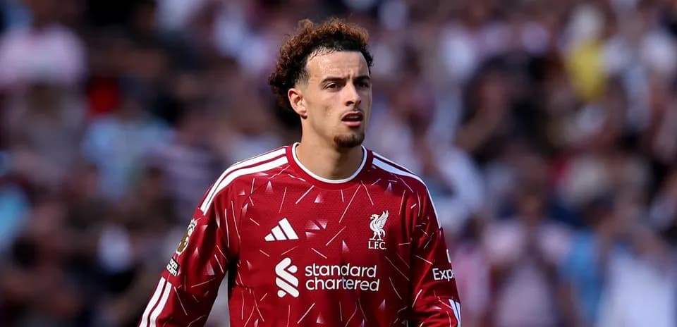 Futbolçu Liverpool formasında meydanda yürüyür