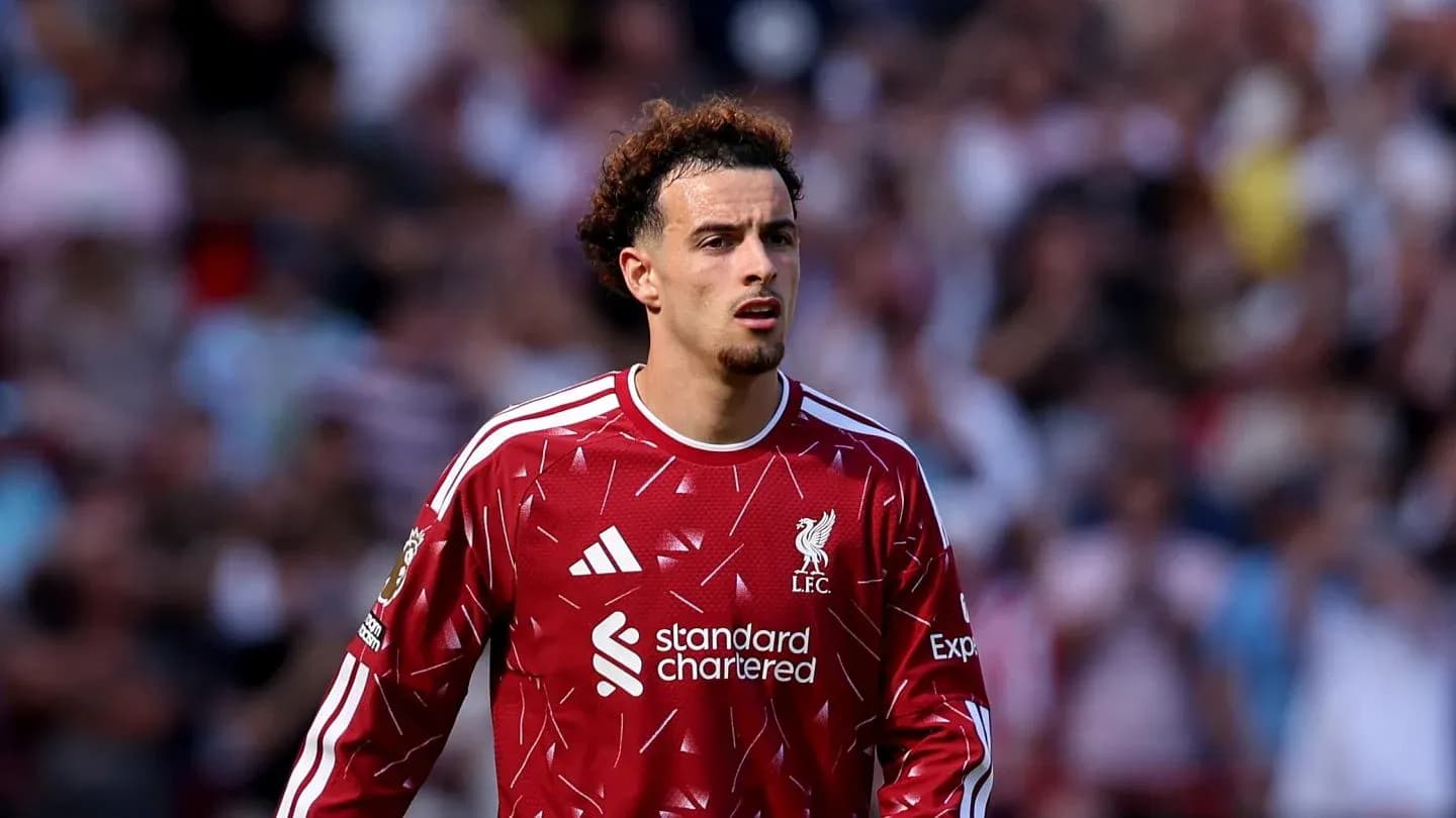 Futbolçu Liverpool formasında meydanda yürüyür