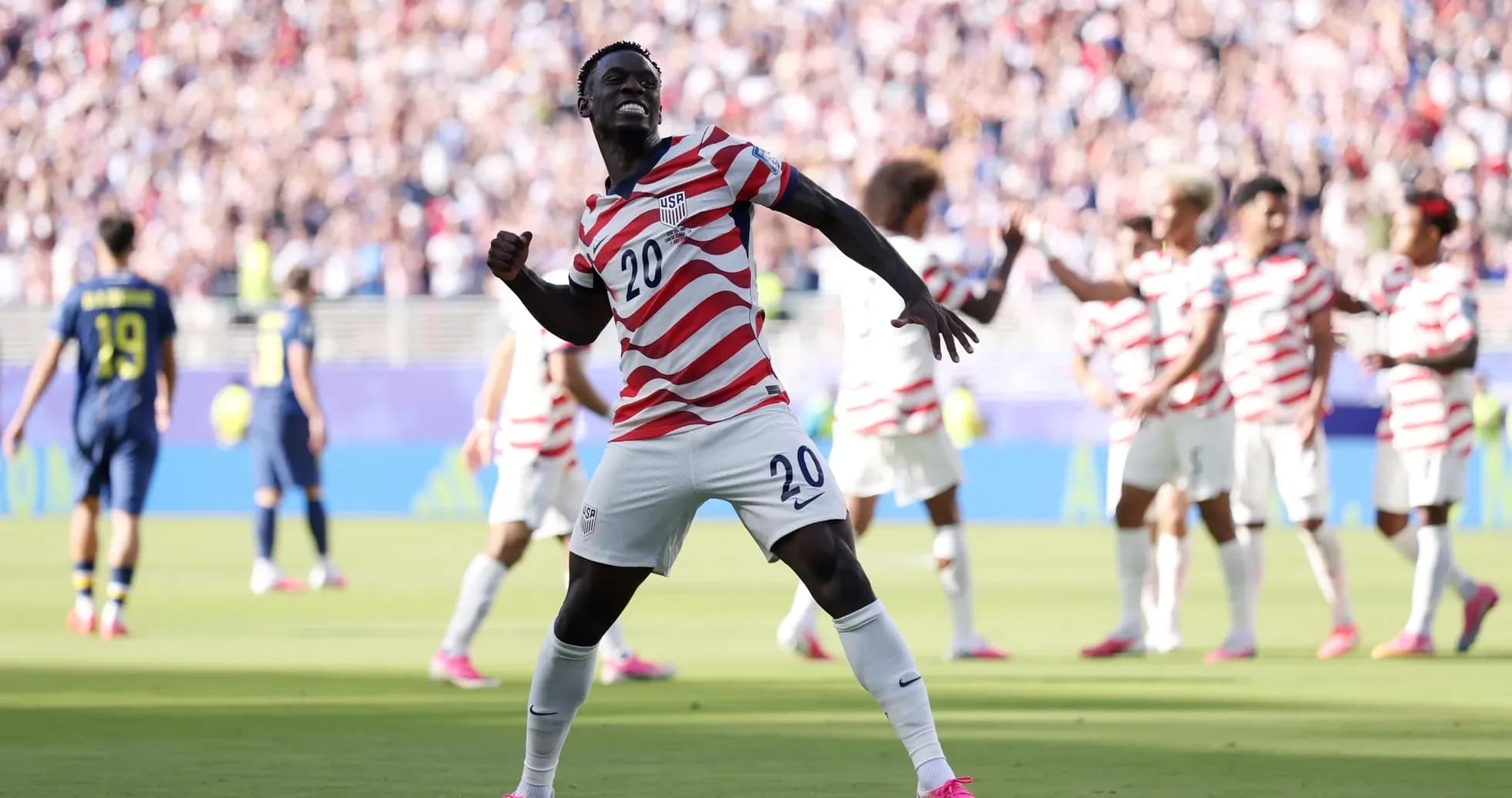Amerika futbol komandası sevinir