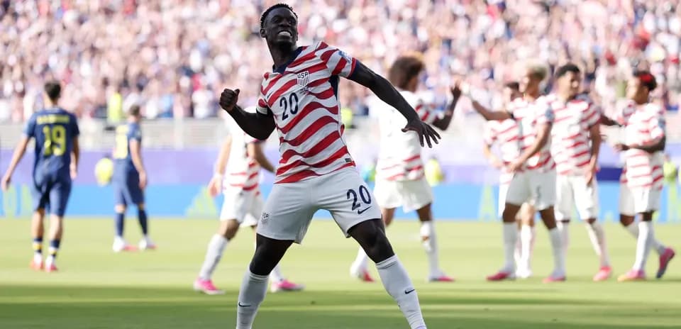 Amerika futbol komandası sevinir