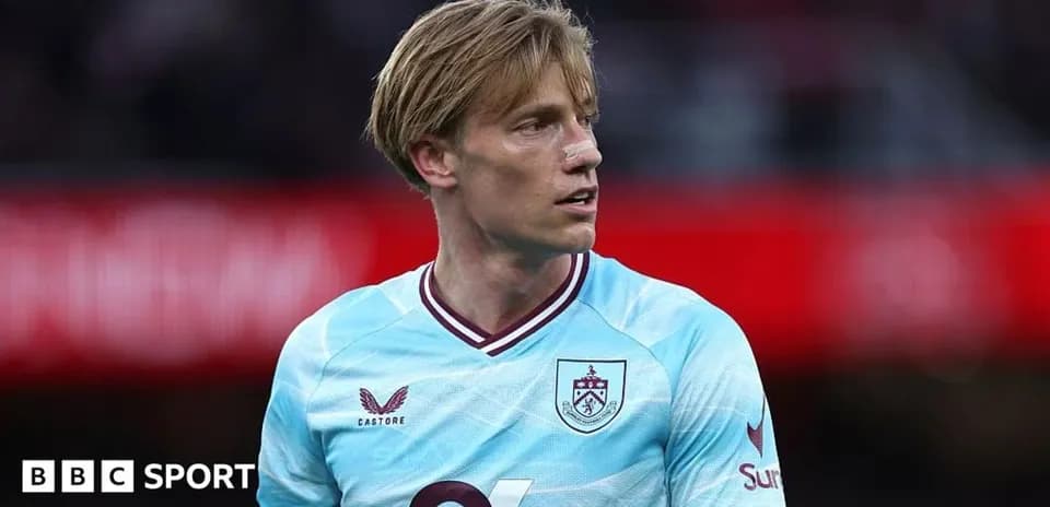 Futbolçu Burnli forma geyinərək sahədə durur