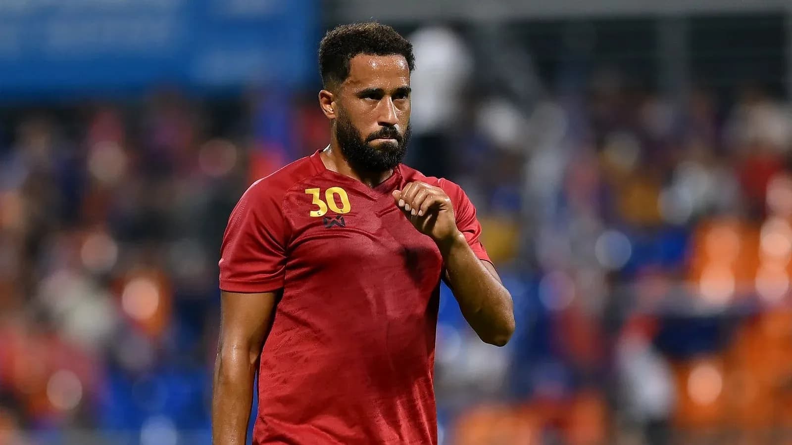 Futbolçu 30 nömrəli forma ilə meydanda yürüyür Futbolçu 30 nömrəli forma ilə meydanda yürüyür