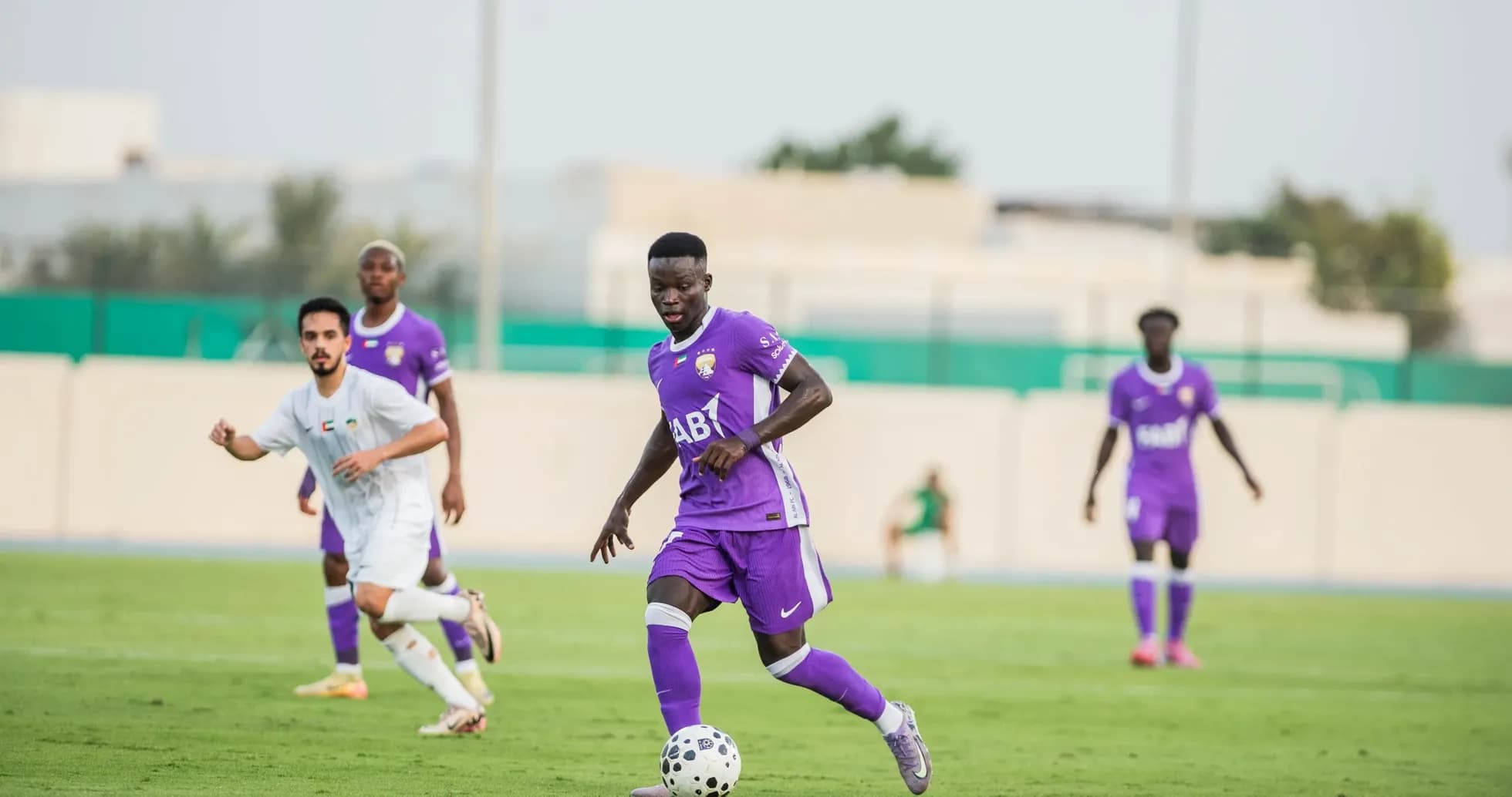 Al Ain U23 futbolçusu topu idarə edir