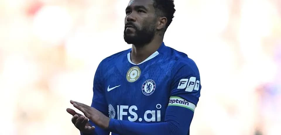 Futbolçu Chelsea formasında meydanda durur