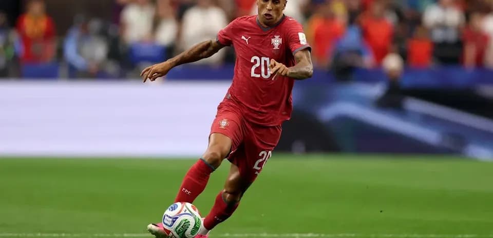 Portuqaliya futbolçusu topu sürür