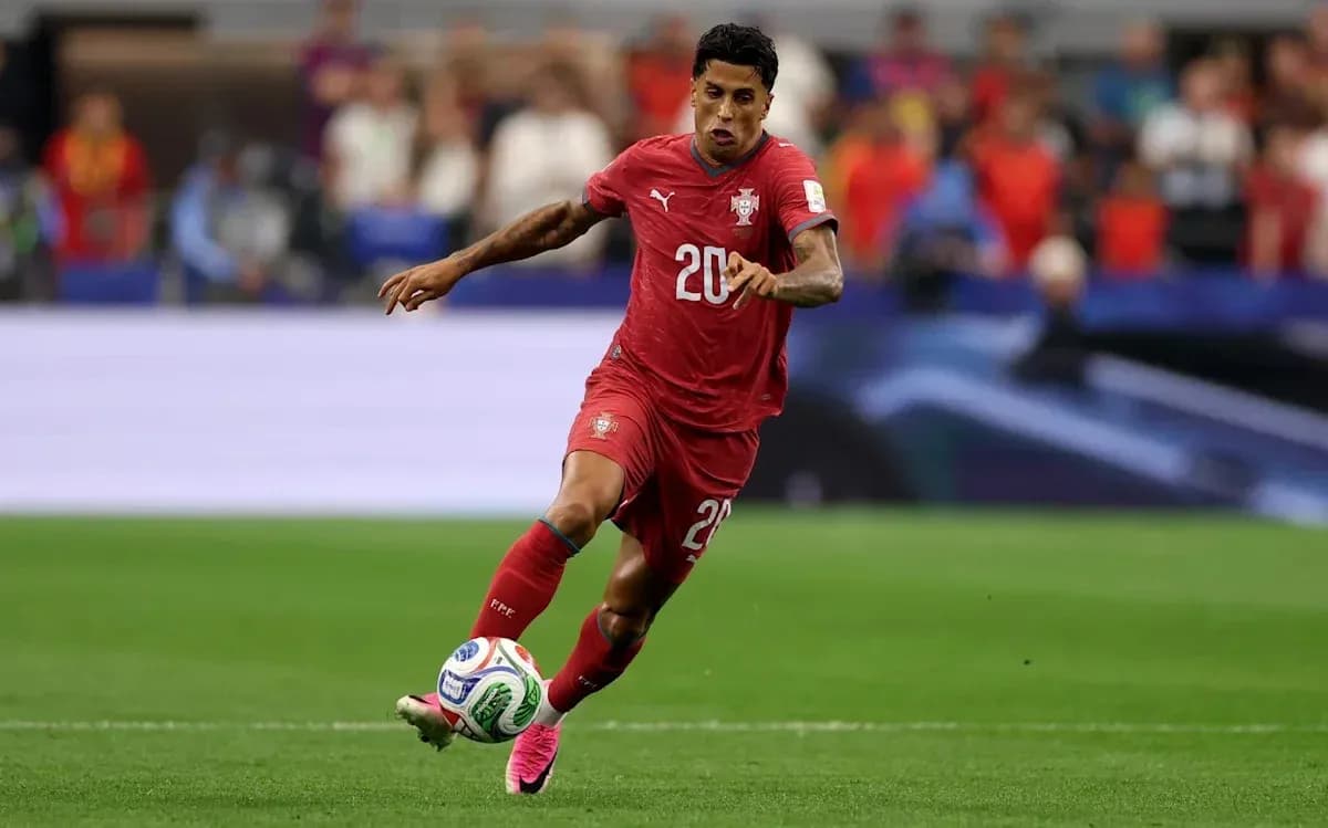 Portuqaliya futbolçusu topu sürür