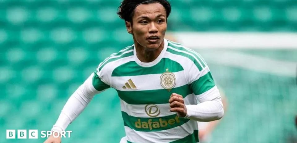 Futbolçu oyun zamanı irəliləyir, Celtic forması geyinib