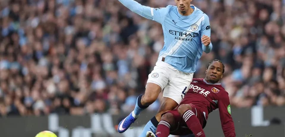 West Ham və Manchester City futbolçuları mübarizə aparır