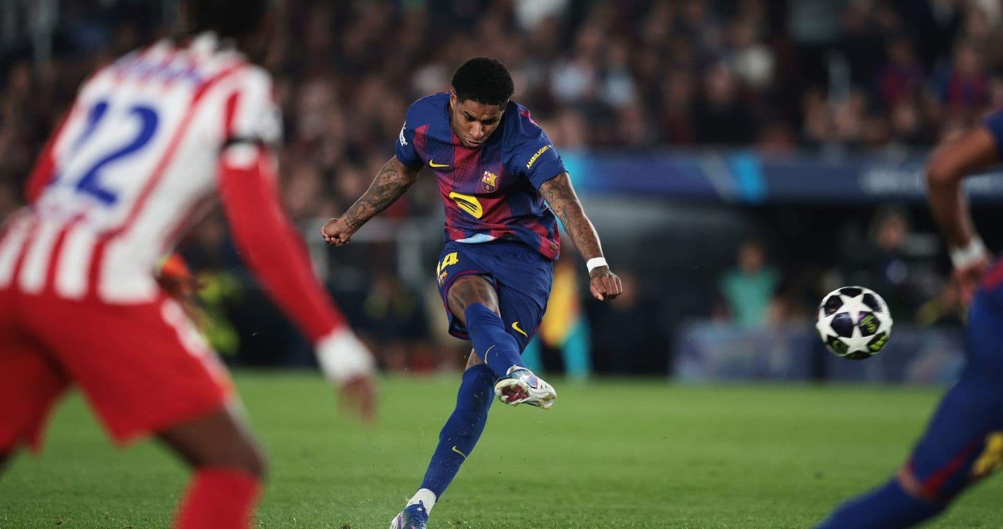 Barcelona futbolçusu topa zərbə vurur