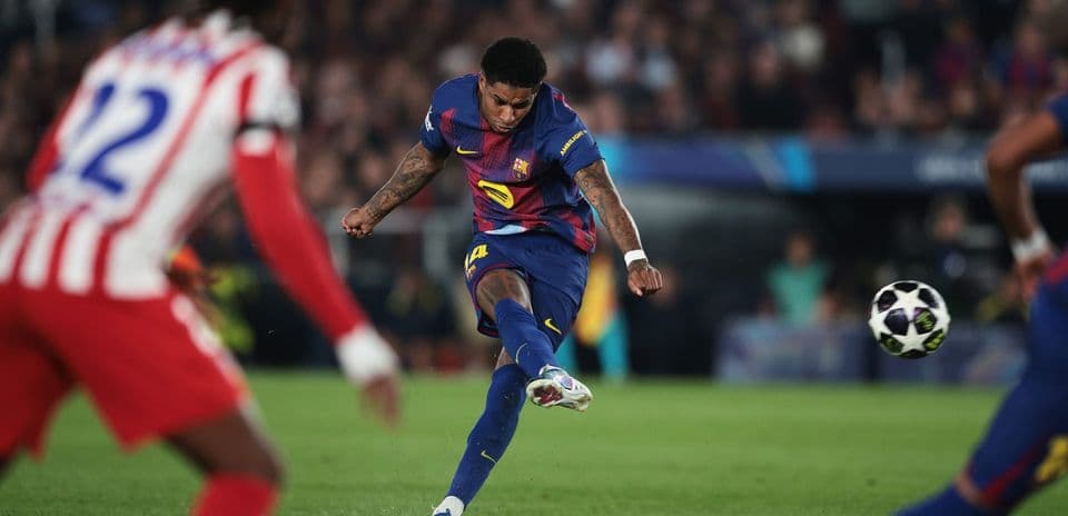 Barcelona futbolçusu topa zərbə vurur