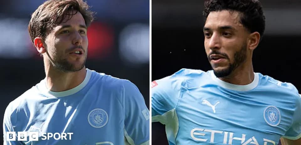 İki futbolçu Manchester City formasında