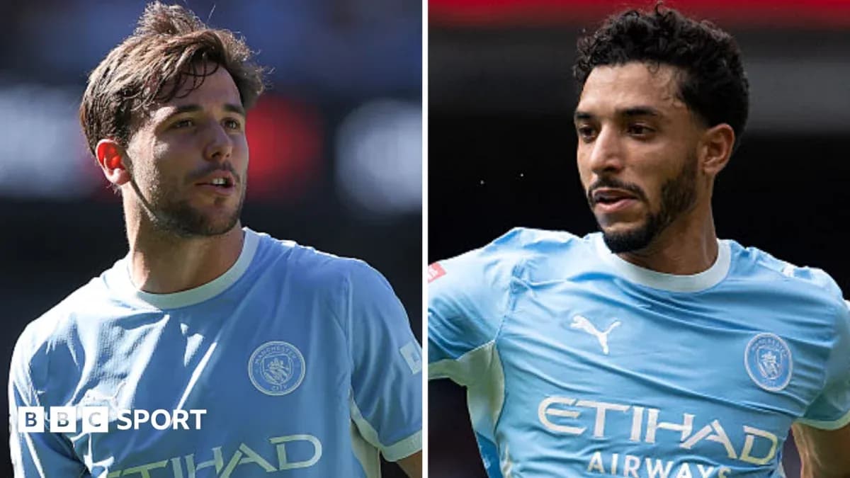 İki futbolçu Manchester City formasında