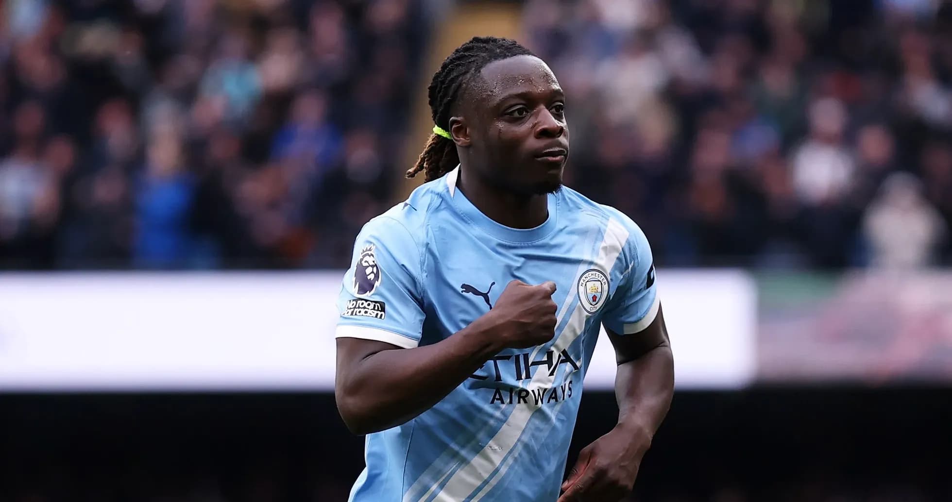 Futbolçu qol sevincini yaşayır, Manchester City forması geyinib
