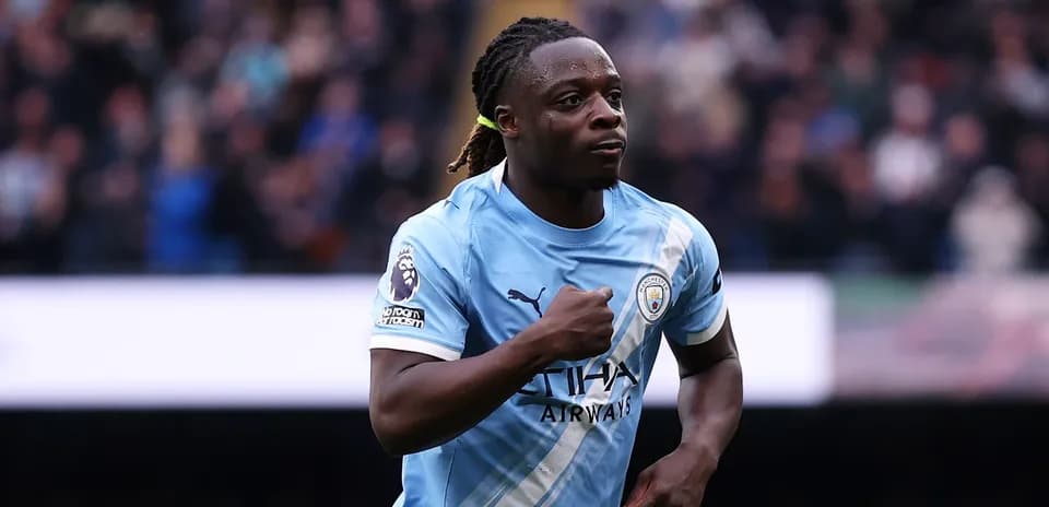 Futbolçu qol sevincini yaşayır, Manchester City forması geyinib