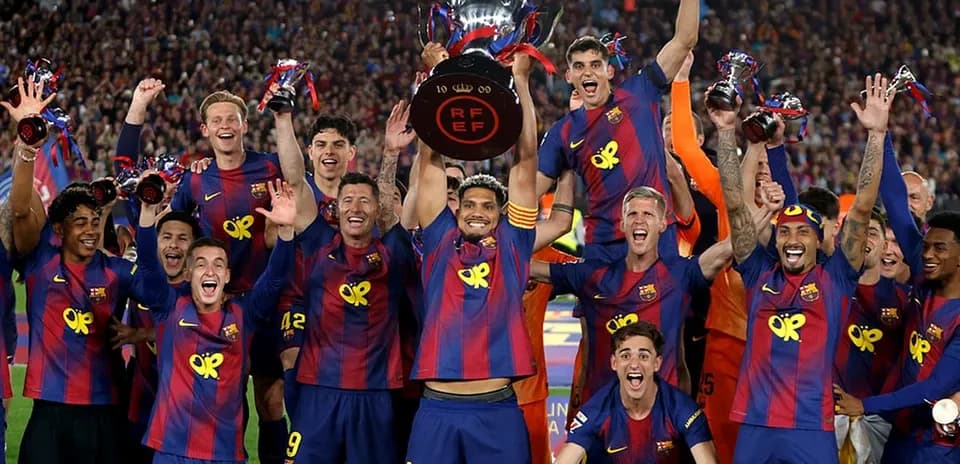 Barcelona futbolçuları kuboku qaldırır