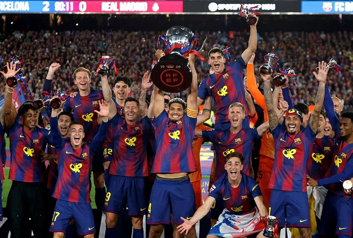 Barcelona futbolçuları kuboku qaldırır