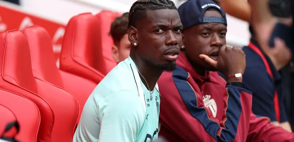 Two players sitting on the bench during match