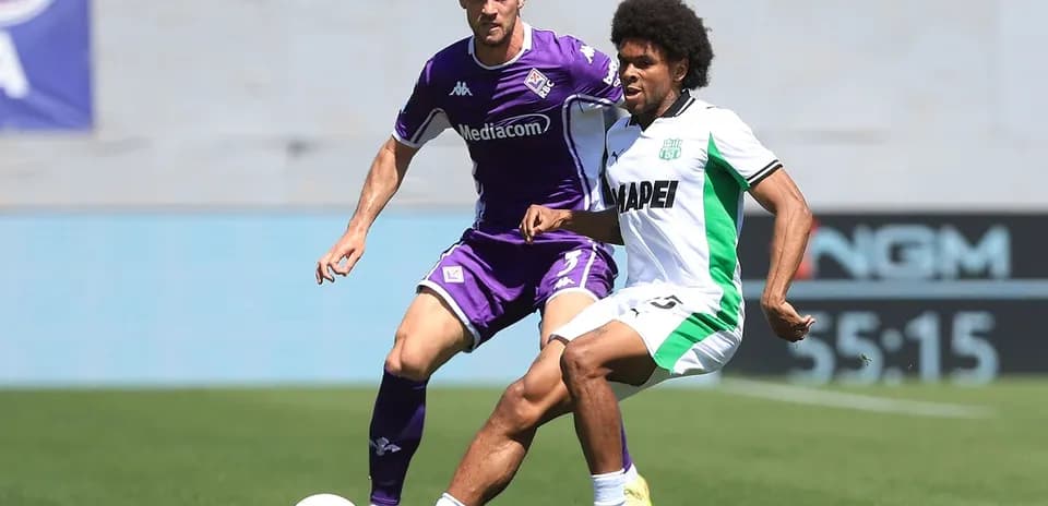 Fiorentina və Sassuolo oyunçuları top üçün mübarizə aparır