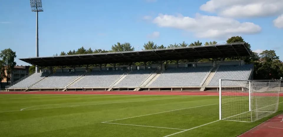 Boş futbol stadionu və qapı görünüşü