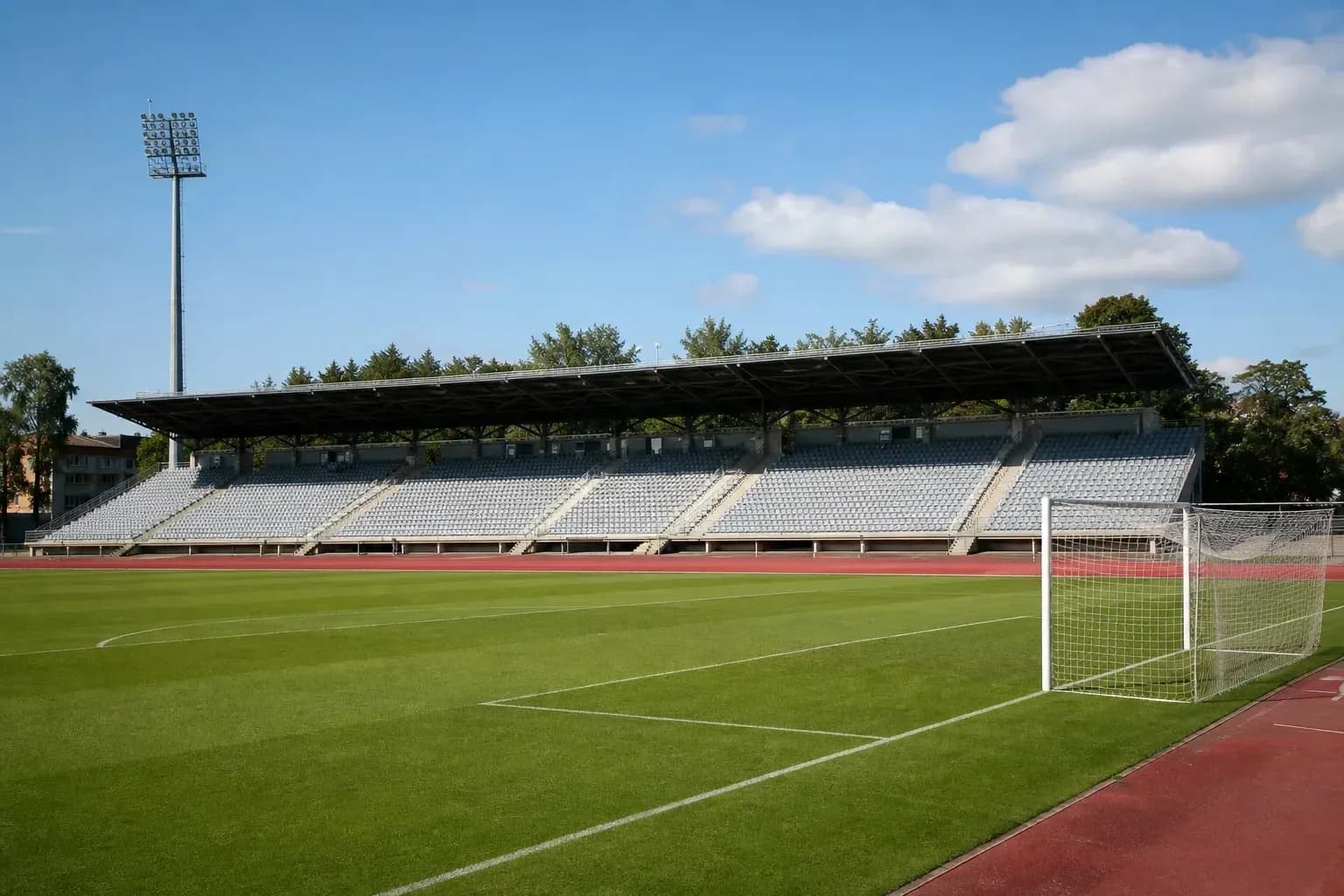 Boş futbol stadionu və qapı görünüşü