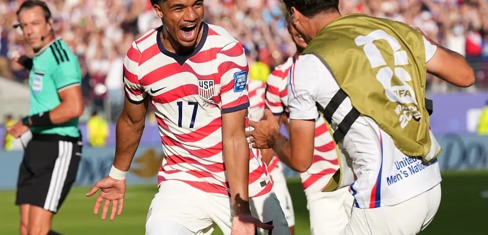 USA futbolçusu sevinir