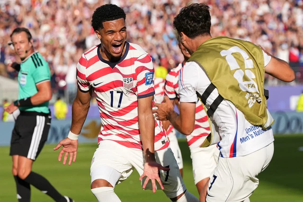 USA futbolçusu sevinir