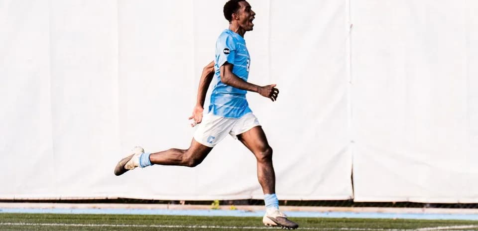 Futbolçu qolu qeyd edərək qaçır