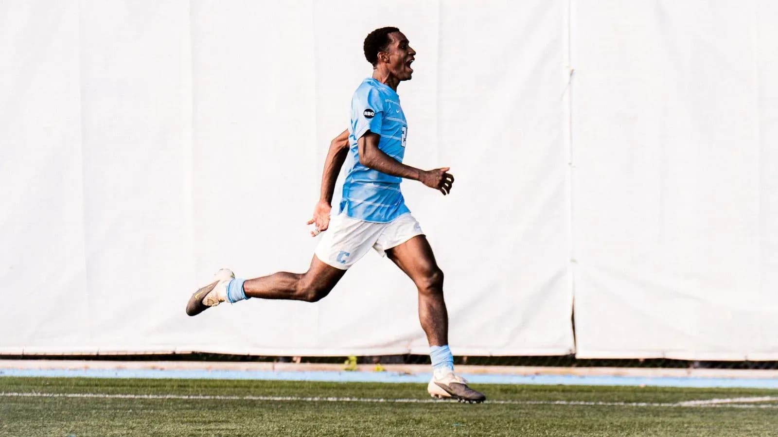 Futbolçu qolu qeyd edərək qaçır
